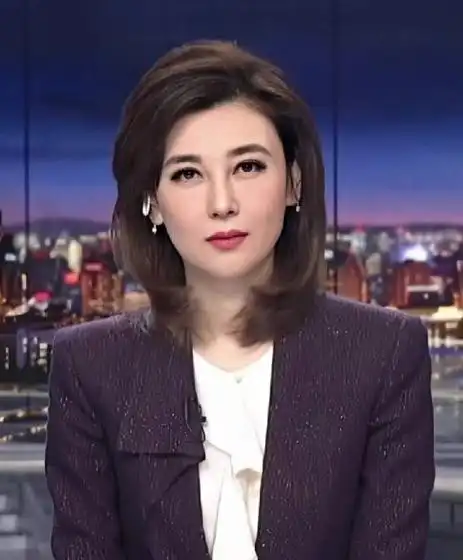 有很多漂亮的女主持人,《海峡两岸》的李红就是这里面的佼佼者,容貌和