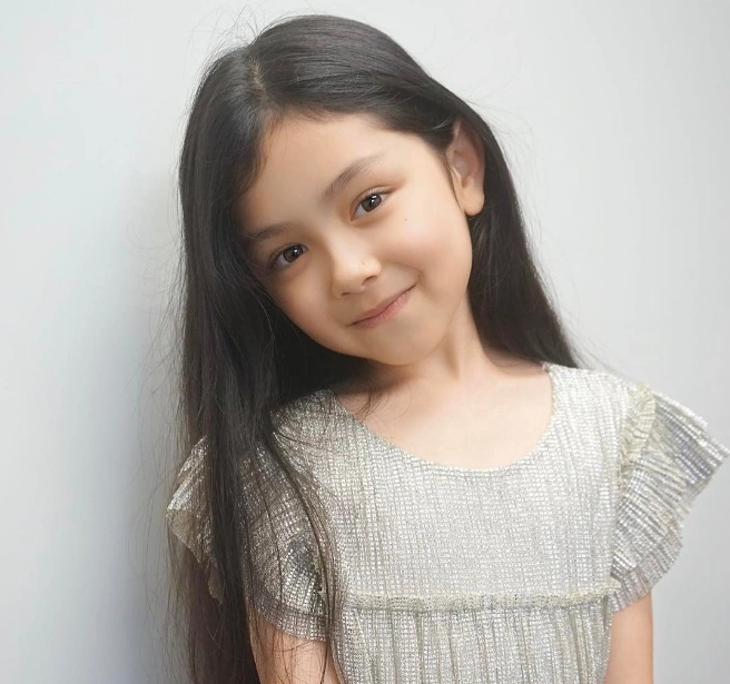 tvb童星混血样貌抢镜!演出经验超丰富,冲出亚洲拍好莱坞电影