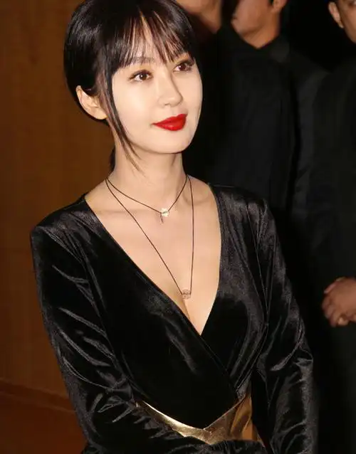 众明星深v低胸上阵 大秀事业线