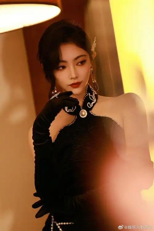 许佳琪今日看秀造型黑色礼服搭配红唇妆容复古风韵的kiki也太好看了吧