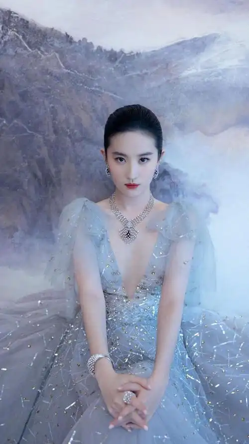刘亦菲深v亮钻雾蓝纱裙诱人写真