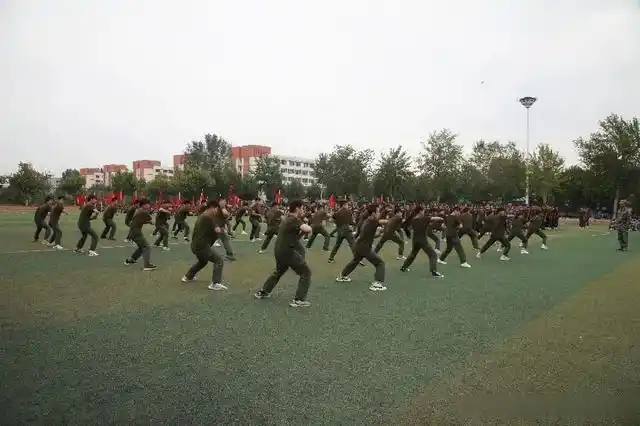 9月24日上午,鲁南技师学院举行2022年秋季开学典礼,学院领导相启荣