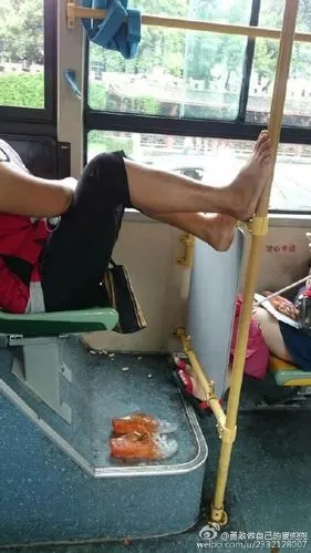 福州公交车上屡现不文明行为网友倡提升城市颜值