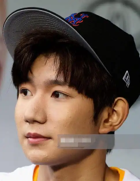 王源王俊凯痘痘多蔡徐坤大头照皮肤晶莹剔透朱一龙让人诧异