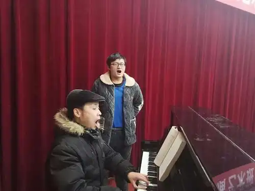 和老师一起练声