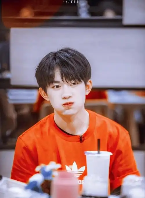 易烊千玺在床上上网课,由于太累换了三种上课姿势,有大学生内味