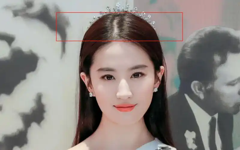 图源:微博刘亦菲超话但有时候,光颅顶高度够还不行,发际线也得给力