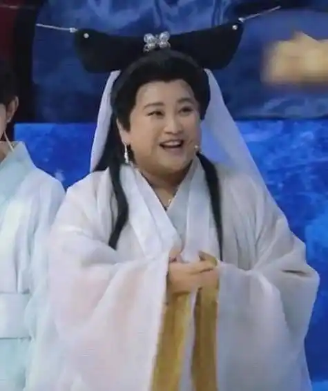 另一拨人则认为这个乐高和贾玲的白娘子造型更像一些