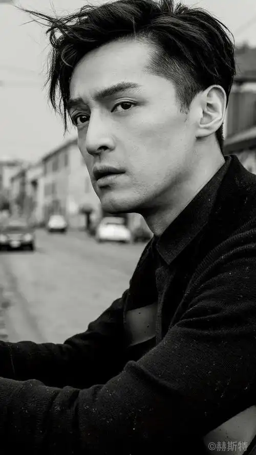他来了,帅气的胡歌