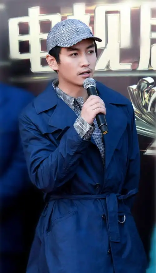 陈晓蓝色风衣帅气活动照图片