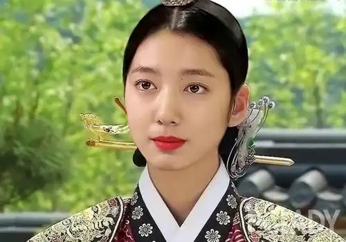 最近,朴信惠主演的韩国宫廷大戏《尚衣院》即将上映,片中她一改往日