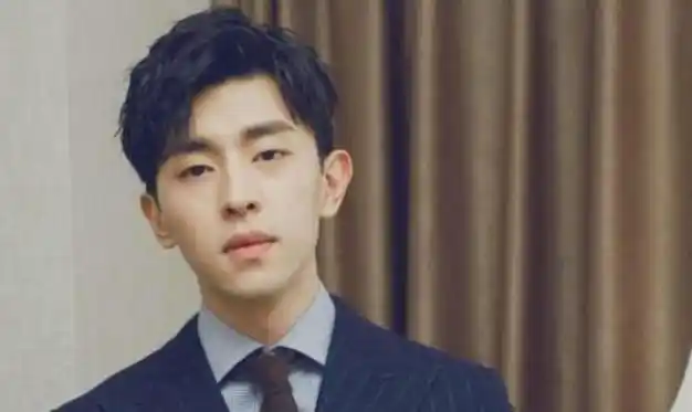 邓伦抱过的女星,个个都能体现他的绅士,独抱她让人看了一脸甜蜜