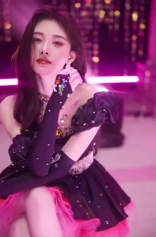 鞠婧祎穿撞色蓬蓬裙化身舞台精灵聚光灯下闪耀迷人