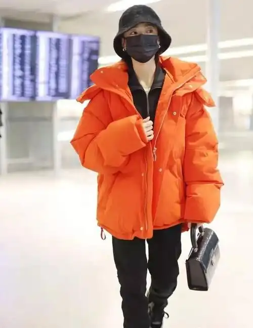 吴谨言认真打扮起来真洋气,穿蓝色毛衣搭配渔夫帽走机场,好时髦