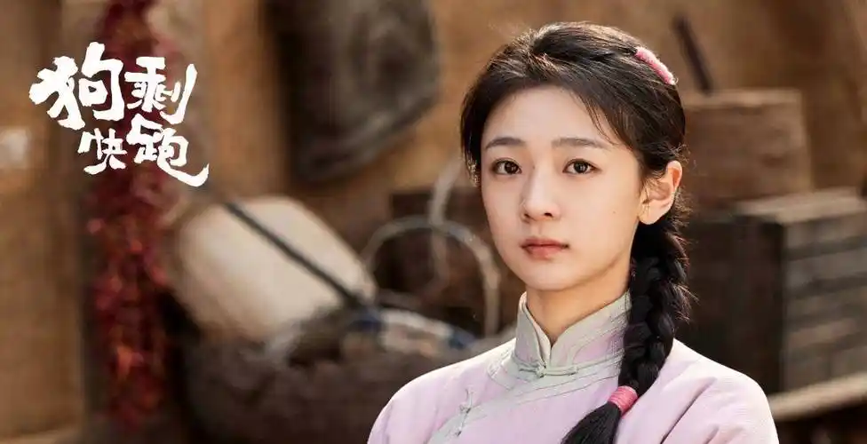 《狗剩快跑》杏儿的扮演者王和为拍戏学校剧组两边跑,前途无量!