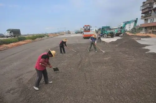 水稳层使用摊铺机和其他方式的效果区别一问