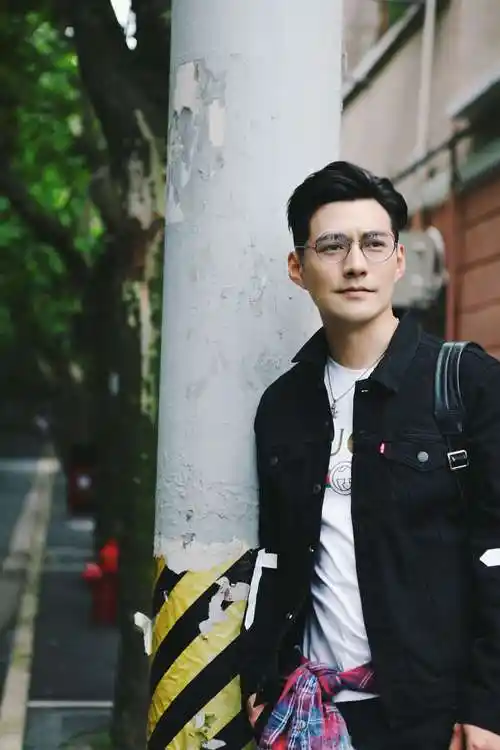 严屹宽暖冬文艺写真 化身帅气铲屎官