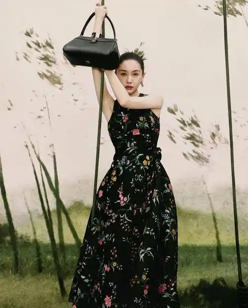 王子文登上《仙境》封面,吊带花上衣秀身材,荡秋千气场两米_黑色_白色