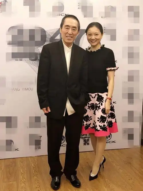 张艺谋与妻子并肩相站,小31岁果然清纯,很有夫妻相