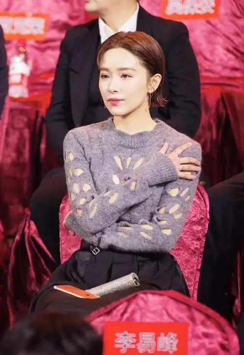 阚清子这毛衣有点过分了啊居然开了51个洞风一吹凉飕飕的