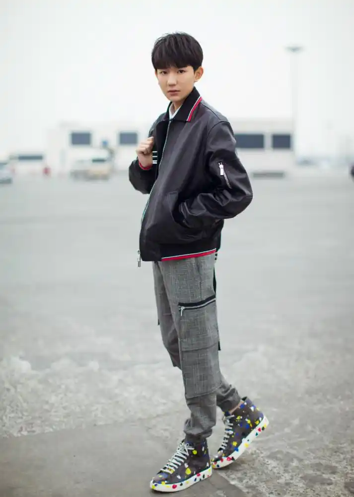 照片中,王源身着运动夹克搭配休闲裤及泼墨运动鞋