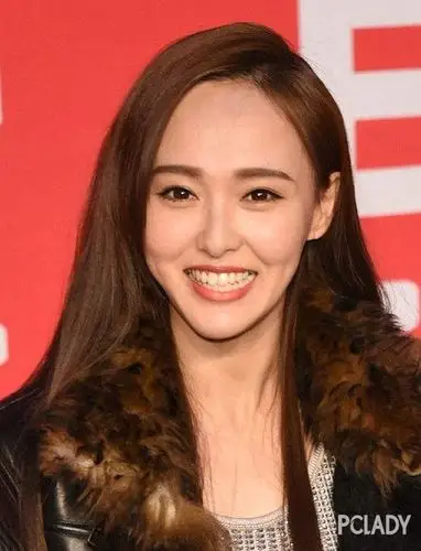 已经怀了小宝宝的唐嫣,她的笑容甜入心脾,笑起来整整齐齐的一口牙齿