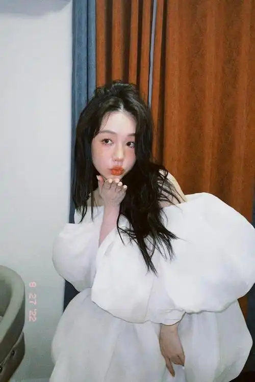 徐梦洁发布橘气晒伤妆照片嘟嘴卖萌放电超可爱