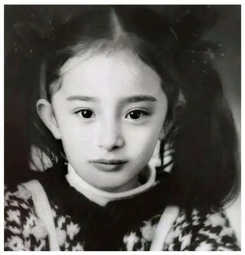 杨幂最全童年照曝光,网友:从来没见过这么好看的小孩!