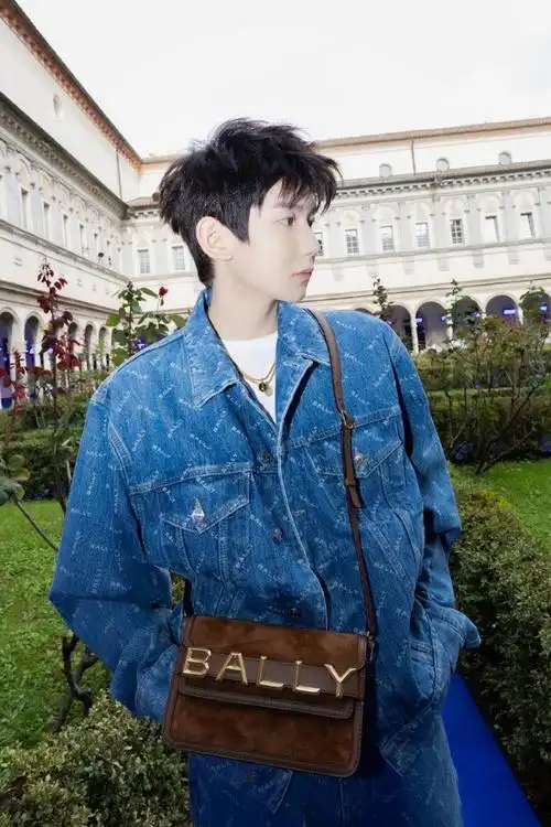 王源|作为全球品牌代言人亮相米兰时装周bally秀场,身穿蓝色印花牛仔