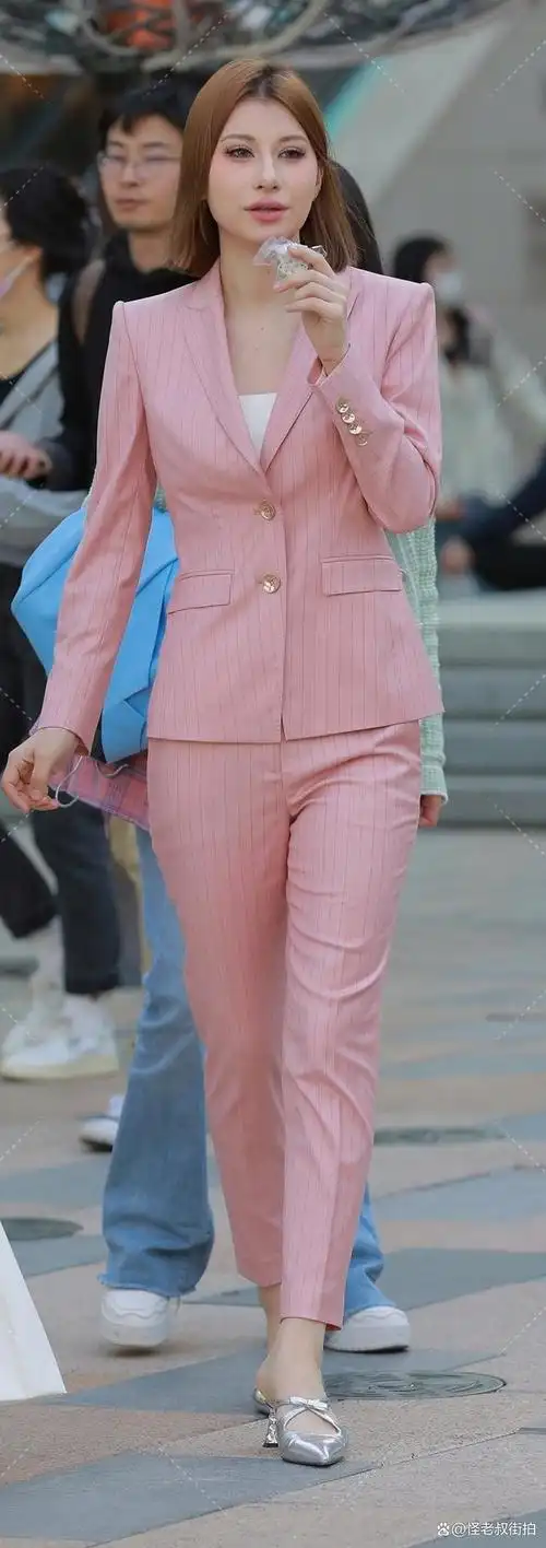粉色西服套装搭配银色单鞋,是一种非常时尚,优雅的穿着方式.
