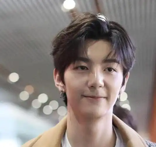 洪欣风波后儿子首现身面容憔悴孤零零一人网友心疼