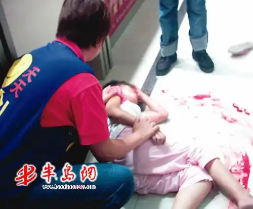 女童坠下后当场昏迷,现场血迹清晰可见.