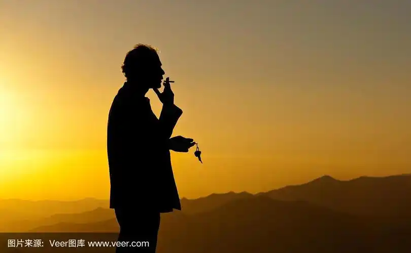 一个吸烟的成年单身男子的剪影