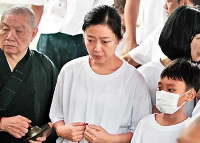 朱丽倩现身却被港媒嘲讽但她年轻照片一出网友谁没漂亮过