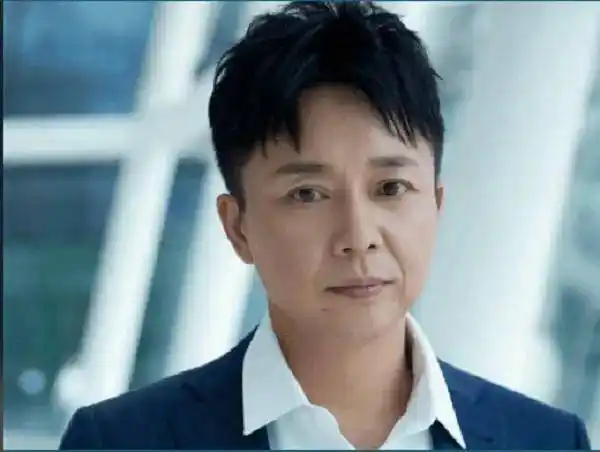 出生于陕西省西安市,原名张小童,毕业于北京电影学院,中国内地男演员