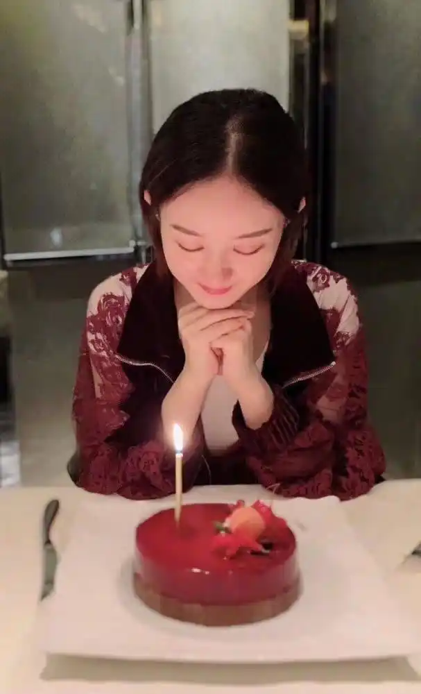 赵丽颖晒出了自己31岁生日聚会的现场照片,并配文称,"谢谢大家的祝福