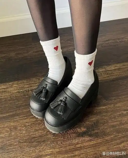 为什么有的女生会穿两双袜子?