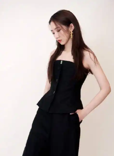 看孟美岐的手指甲这一次也是做得很好看,一般女孩做指甲都喜欢做半面