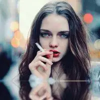 超拽霸气抽烟女生微信黑白头像恋爱这东西伤人