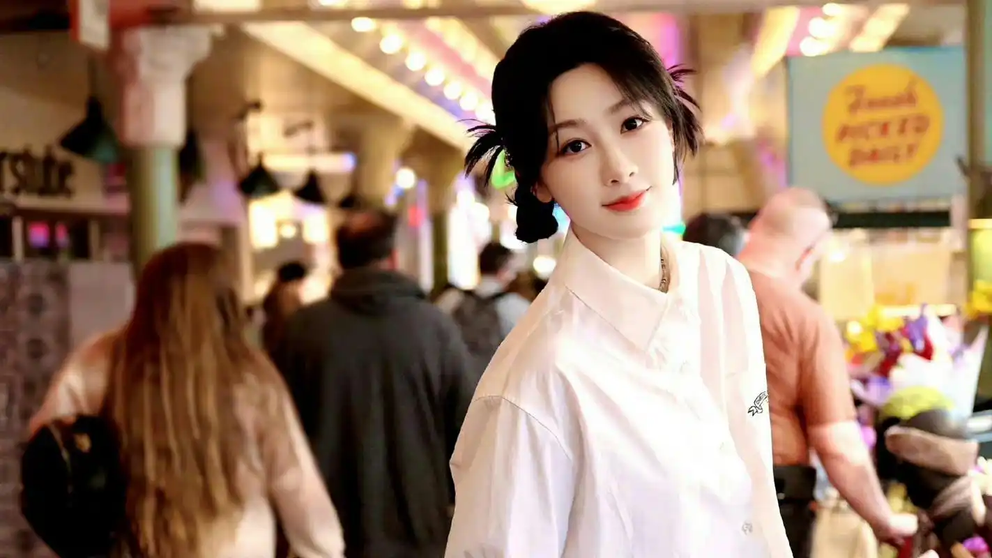 杨紫白衬衫双丸子头# 青春活力,阳光明媚,好漂亮