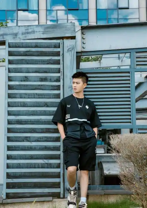 31岁的任嘉伦太撩人,卡其色背带裤可爱感十足,这颜值逆天了_衬衫_造型