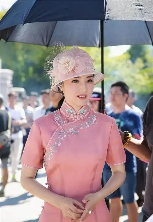 董璇粉色旗袍气质清雅,罩纱礼帽是亮点!