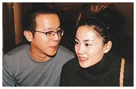 窦靖童近照曝光引质疑结婚传言究竟是喜欢男性还是女性