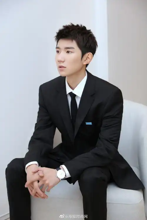 海报星图##王源黑色西装