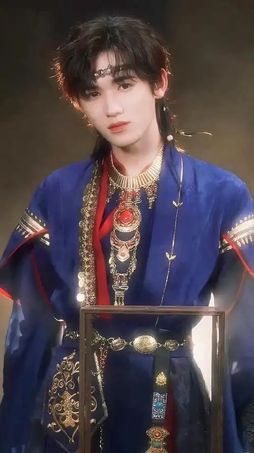 苗疆少年擅蛊惑人心 诚不欺我 宋亚轩狼尾额带小发辫……_新浪新闻