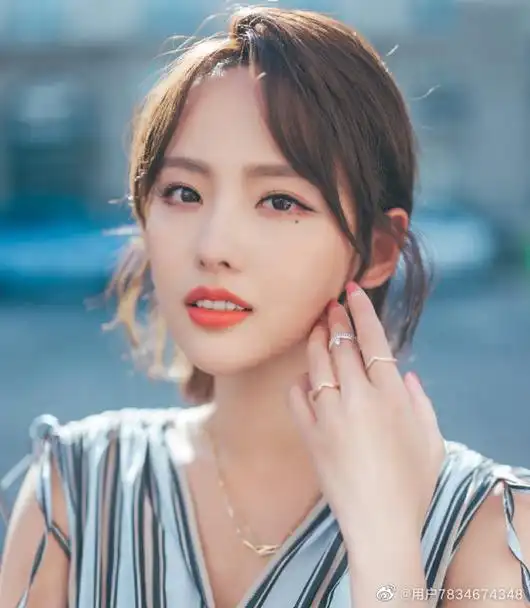 张嘉倪5月写真造型释出,粉色长裙修身魅力尽显活力