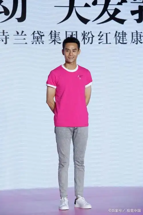 王凯夏季穿搭盘点,各种白t造型耐看腿又长,完全没浪费好身材