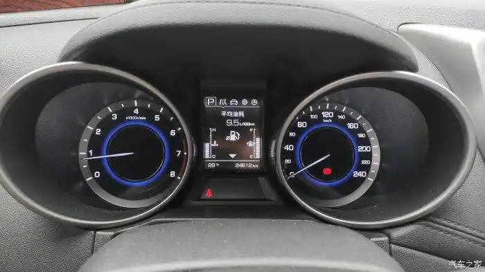 仪表盘的数据显示非常清晰,并且设计造型非常前卫