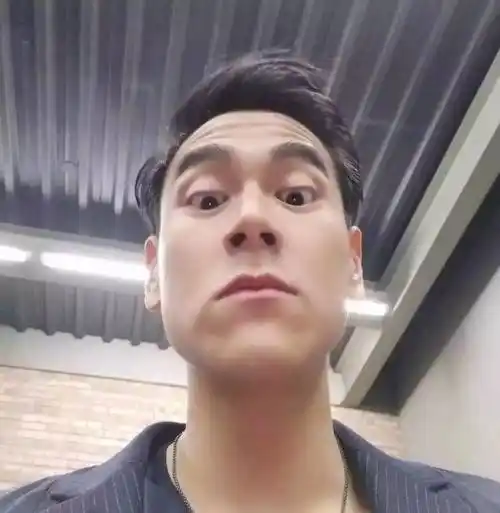 依靠矫健的身形和英俊的面庞的彭于晏成为不少粉丝心目中的男神,而