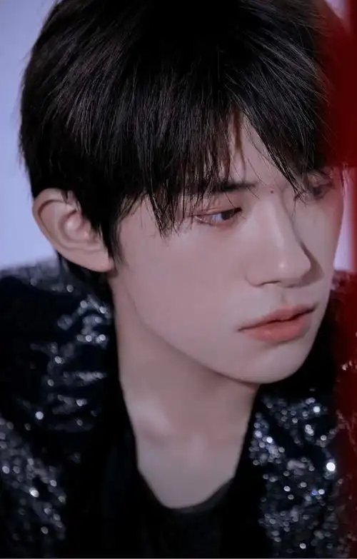 易烊千玺壁纸,易烊千玺壁纸高清近期(快抱图~有你梨涡浅笑)_犇涌向乾